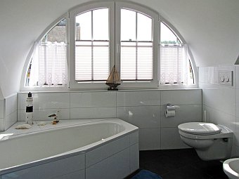Bad im Obergeschoss mit Glasdusche, WC, Bidet, Eck­ba­de­wan­ne und Doppelwaschbecken