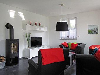 Das gemütliche Wohnzimmer mit Kamin und LED-TV