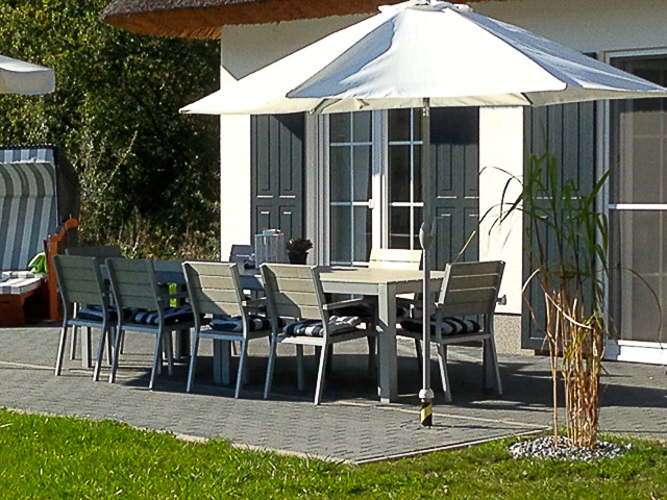 Terrassenansicht von Haus Albatros mit großem Tisch und Stühlen für 10 Gäste
